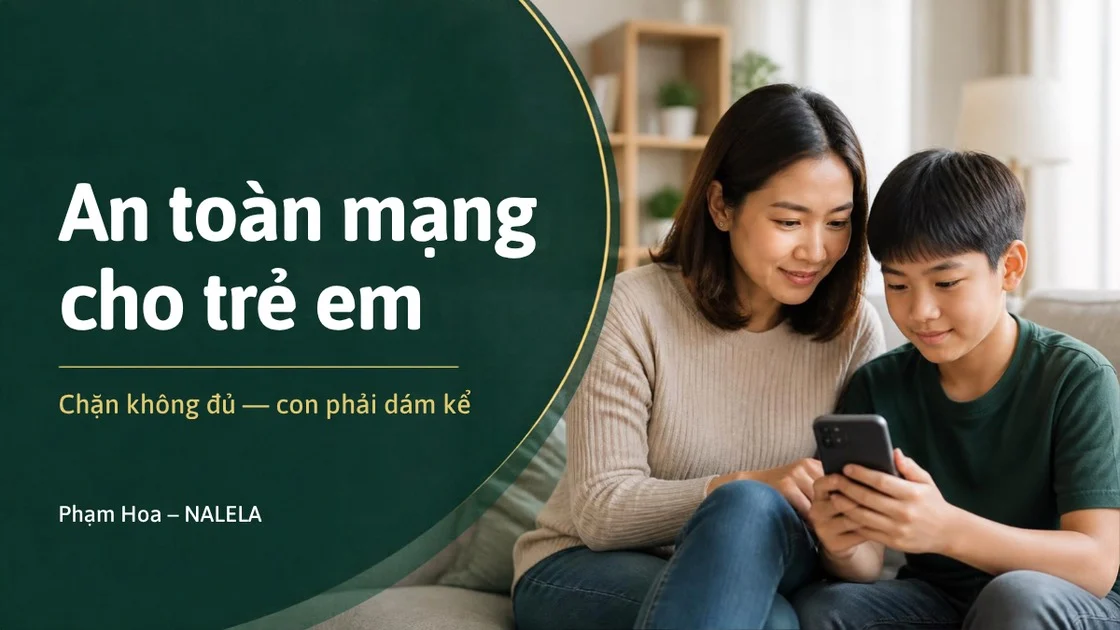 An toàn mạng cho trẻ em: mẹ và con trai khoảng 12 tuổi cùng xem điện thoại và nói chuyện