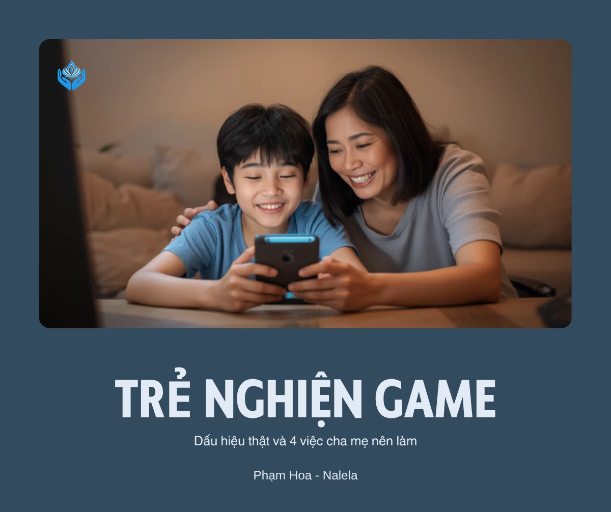 Trẻ nghiện game — cậu bé khoảng 10 tuổi cầm điện thoại chơi game, mẹ ngồi cạnh quan sát